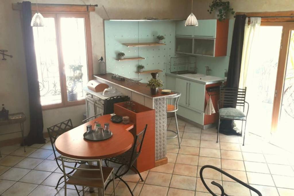 Joli loft dans village pittoresque Péret Esterno foto