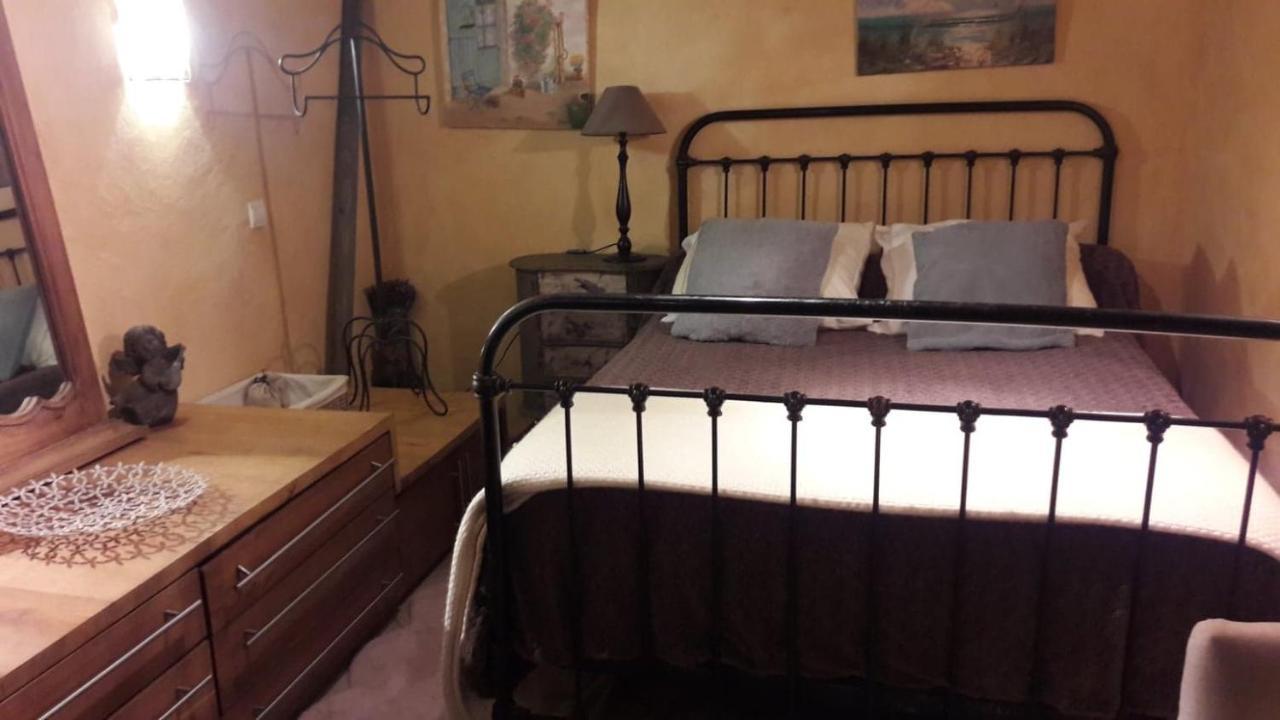 Joli loft dans village pittoresque Péret Esterno foto