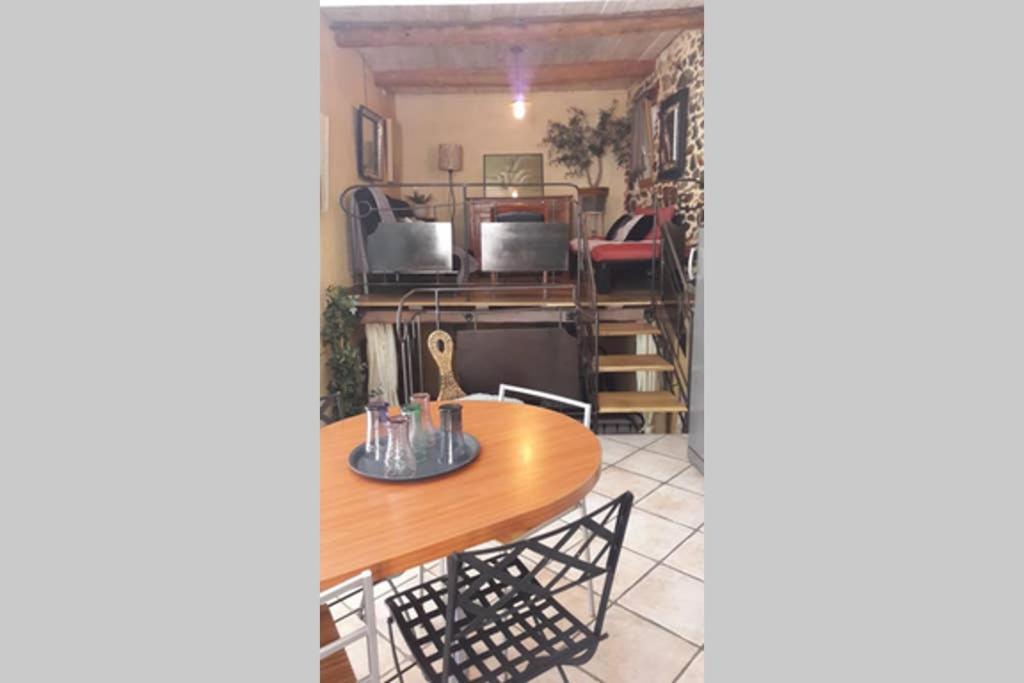 Joli loft dans village pittoresque Péret Esterno foto