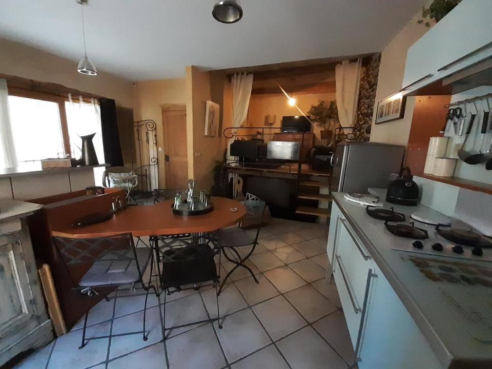 Joli loft dans village pittoresque Péret Esterno foto