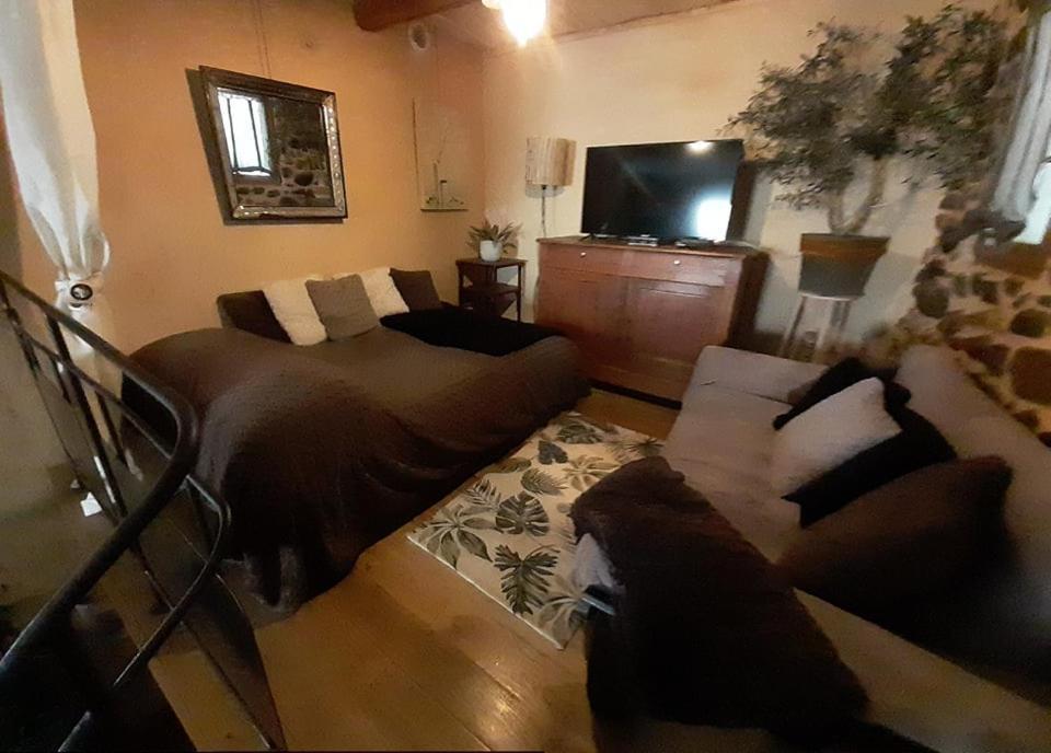 Joli loft dans village pittoresque Péret Esterno foto